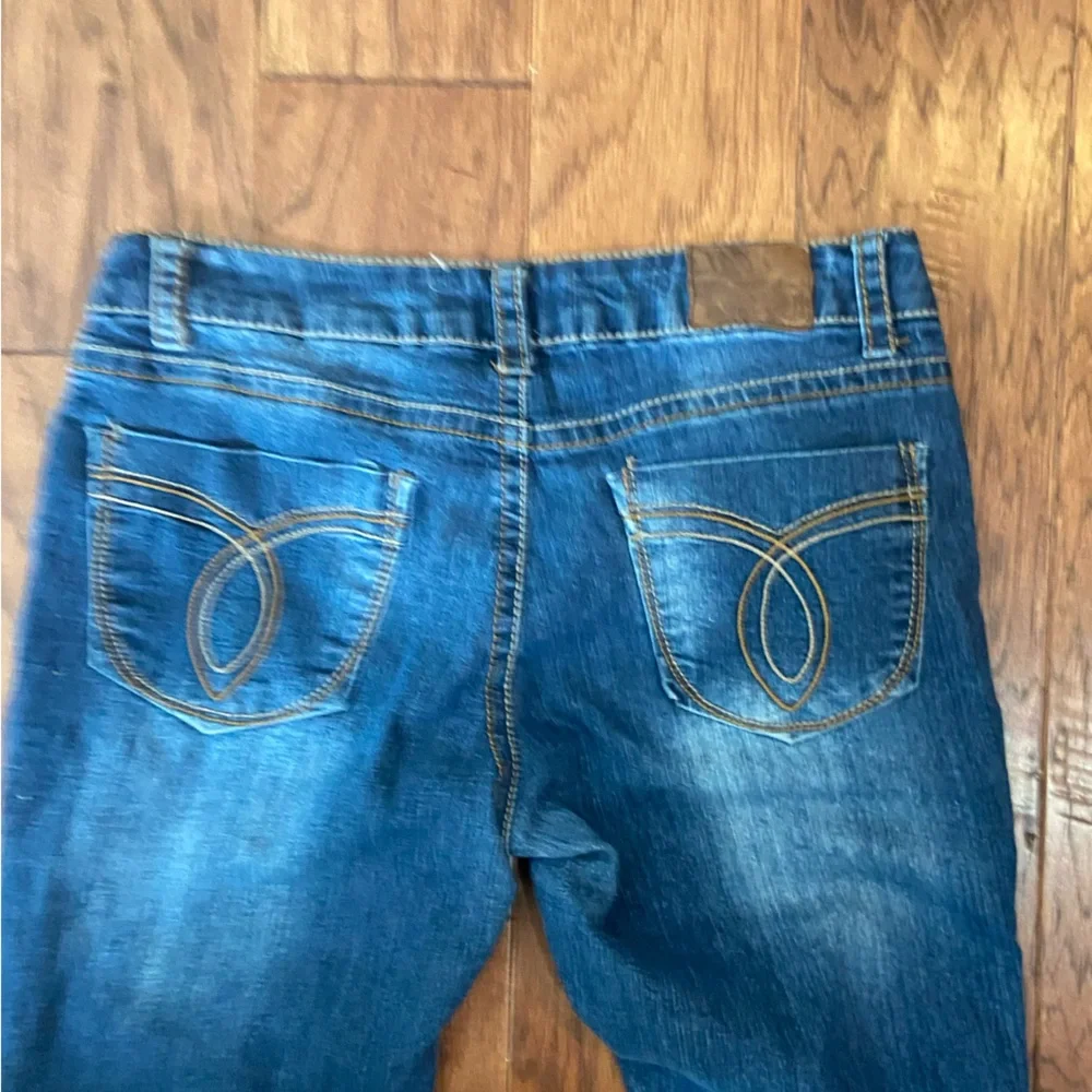 Paris Blues Women’s Size 9 Jeans Blue Mid Rise Straight Leg Distressed - Picture 4 of 9